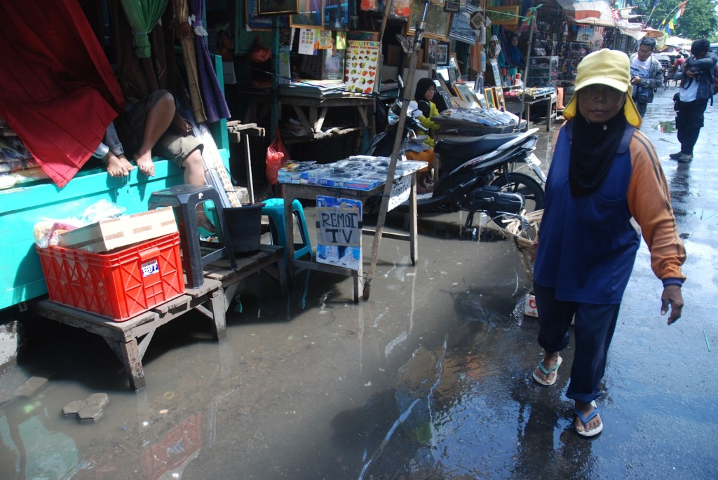 Lebih dari 15 tahun air rob menggenangi Pasar Johar sepanjang hari