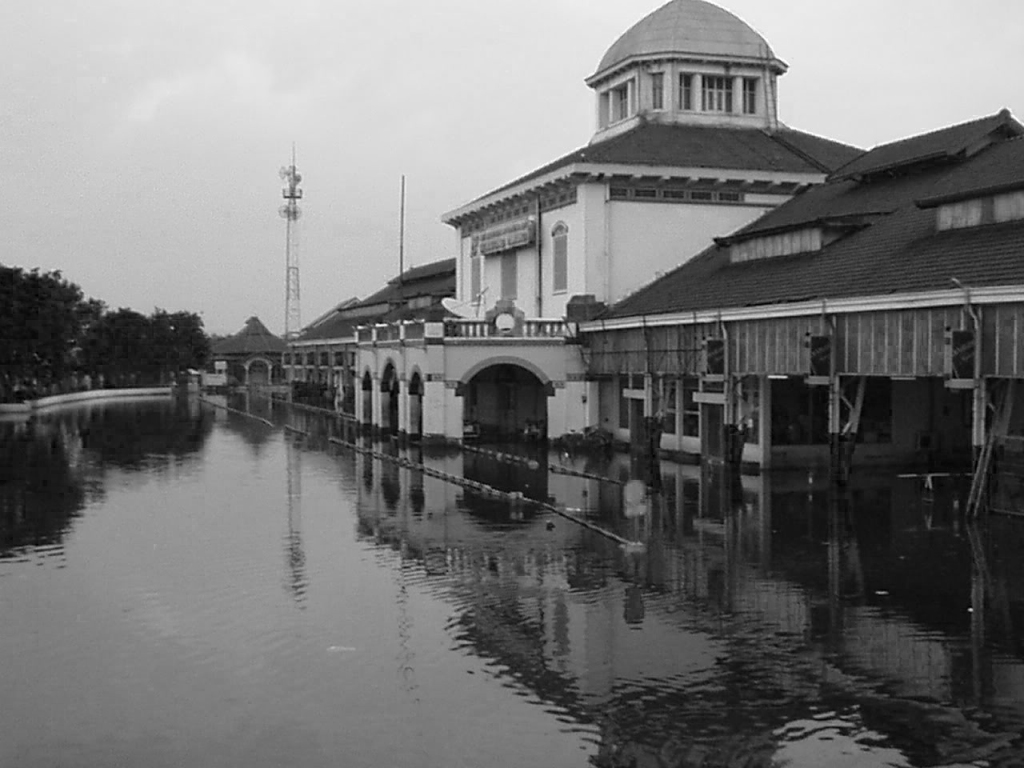 Rob dan Banjir selalu melanda Stasiun Tawang Semarang